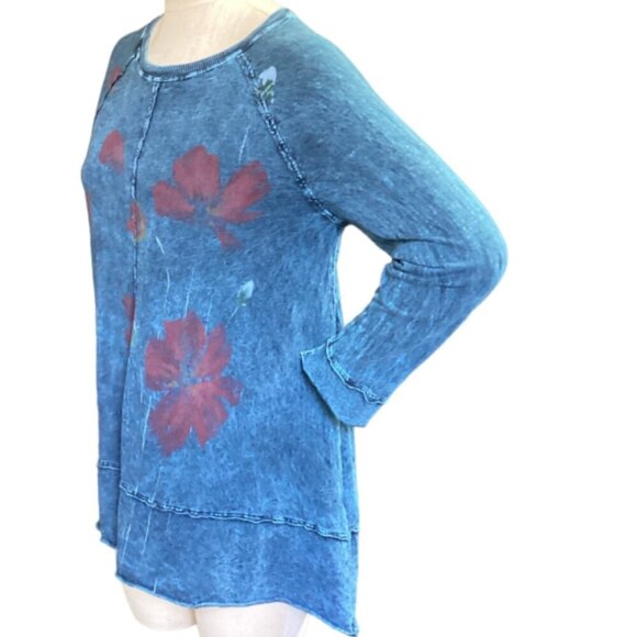 Jess & Jane Mineral Wash Blue with Red Flower Raw Hem Relaxed Tee Top Sz M 166D - Picture 3 of 8